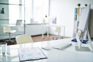 España continúa siendo uno de los destinos favoritos para inversores extranjeros, especialmente en el sector inmobiliario. Sin embargo, lo que muchas veces se pasa por alto es la complejidad del marco fiscal que deben cumplir los no residentes fiscales que generan rentas o poseen propiedades en territorio español. Ya sea que se trate de la compra de una vivienda para alquiler, la venta de un inmueble o la simple tenencia de patrimonio, la normativa fiscal española impone una serie de obligaciones específicas. En Gutiérrez Pujadas & Partners, ofrecemos un servicio integral de asesoramiento fiscal internacional que garantiza el cumplimiento normativo y la optimización tributaria para inversores extranjeros no residentes en España. En este artículo te explicamos todo lo que necesitas saber. ¿Quién se considera no residente fiscal en España? Antes de profundizar en la fiscalidad aplicable, es crucial determinar si una persona se considera residente o no residente fiscal en España, ya que esta clasificación marca la diferencia entre tributar por la totalidad de la renta mundial (residentes) o solo por la renta obtenida en España (no residentes). De acuerdo con la legislación española, se considera no residente fiscal a quien: No permanezca más de 183 días al año natural en España. No tenga en España el núcleo principal o base de sus actividades o intereses económicos. No tenga residencia habitual su cónyuge e hijos dependientes menores de edad en territorio español (salvo prueba en contrario). Esta condición debe ser evaluada cada año, y tiene implicaciones directas en la forma en la que se tributan las rentas procedentes de alquileres, ventas de inmuebles o otros activos ubicados en España. ¿Cómo tributan los inmuebles de no residentes? Claves del IRNR Los no residentes fiscales tributan en España a través del Impuesto sobre la Renta de No Residentes (IRNR). Este tributo grava las rentas obtenidas en territorio español sin que exista establecimiento permanente. a) Alquiler de inmuebles Cuando un no residente alquila una vivienda en España, está generando una renta sujeta al IRNR: Si reside en un país de la Unión Europea, Noruega, Islandia o Liechtenstein, el tipo impositivo aplicable es del 19 %. En este caso, se pueden deducir ciertos gastos (mantenimiento, IBI, intereses de hipoteca, etc.). Para los no residentes fuera de la UE, el tipo es del 24 %, sin posibilidad de deducción de gastos. Este régimen exige además la presentación trimestral del modelo 210, incluso si no se han generado ingresos. b) Imputación de rentas por uso propio Si el inmueble no se alquila y es utilizado por el propietario (o está desocupado), igualmente se genera una renta imputada, equivalente generalmente al 1,1 % o 2 % del valor catastral del inmueble. Esta renta también se declara mediante el modelo 210, de forma anual. c) Venta de inmuebles La venta de un inmueble por parte de un no residente genera una ganancia patrimonial. En este caso: El comprador debe retener el 3 % del precio de venta y presentarlo mediante el modelo 211. Posteriormente, el vendedor debe presentar su modelo 210 para regularizar la situación. Además, deberá abonarse la correspondiente plusvalía municipal. Modelos fiscales obligatorios para no residentes El cumplimiento formal es fundamental. Estos son los principales modelos fiscales que deben presentar los inversores no residentes: Modelo 210: se utiliza para declarar rentas por alquileres, imputación de renta o ventas. Puede presentarse de forma trimestral o anual, según el tipo de ingreso. Modelo 211: lo presenta el comprador del inmueble como retención a cuenta del IRNR cuando adquiere un bien de un no residente. Modelo 720: obligatorio para quienes cambien su residencia fiscal a España y posean bienes en el extranjero valorados en más de 50.000 €. Es una declaración informativa, pero con sanciones severas si no se presenta adecuadamente. La correcta presentación de estos modelos es crucial para evitar sanciones, requerimientos o investigaciones por parte de la Agencia Tributaria. Convenios de doble imposición: proteger al inversor internacional España mantiene tratados para evitar la doble imposición fiscal con más de 90 países. Estos convenios buscan que un mismo ingreso no tribute dos veces: en el país de origen y en el país donde se genera. Por ejemplo: Un residente en Francia que percibe alquileres en España podrá declarar estos ingresos en ambos países, pero podrá aplicar un crédito fiscal en su país de residencia por el impuesto pagado en España. En algunos casos, los convenios otorgan la potestad exclusiva de gravar determinadas rentas a uno de los dos Estados. El análisis personalizado de cada convenio es fundamental para aplicar correctamente las exenciones, deducciones o créditos fiscales. Esto permite optimizar la carga tributaria del no residente dentro del marco legal. Otros impuestos que afectan al inversor no residente Más allá del IRNR, los inversores extranjeros deben tener en cuenta: Impuesto sobre el Patrimonio: algunas comunidades autónomas lo aplican a los no residentes que posean bienes en España cuyo valor supere determinados umbrales. IBI (Impuesto sobre Bienes Inmuebles): tributo municipal obligatorio, pagado anualmente. Plusvalía municipal: grava el incremento de valor del terreno urbano desde la adquisición hasta la venta. Todos estos tributos requieren planificación y control, especialmente en el caso de inversiones de mayor volumen o estructuras societarias. ¿Por qué contratar un asesor fiscal internacional? La fiscalidad internacional es una disciplina técnica y en constante evolución. Un error de forma o una omisión puede conllevar sanciones económicas relevantes. Por ello, contar con un despacho especializado como Gutiérrez Pujadas & Partners proporciona: Seguridad jurídica en todas las operaciones. Reducción de riesgos fiscales y optimización del ahorro. Asesoramiento personalizado y actualizado con la legislación española y los convenios internacionales. Tramitación íntegra de modelos fiscales, representación ante la Agencia Tributaria y planificación fiscal integral. Servicios especializados de Gutiérrez Pujadas & Partners Nuestra firma cuenta con amplia experiencia en el asesoramiento fiscal a no residentes que invierten en España. Nuestros servicios incluyen: Estudio previo de situación fiscal y país de residencia. Gestión y presentación de modelos 210, 211 y 720. Cálculo de rentas, retenciones y ganancias patrimoniales. Aplicación eficaz de convenios de doble imposición. Análisis de estructuras patrimoniales para minimizar el impacto fiscal. La importancia de un asesoramiento especializado para no residentes En Gutiérrez Pujadas & Partners, entendemos que la fiscalidad internacional y la inversión inmobiliaria en España requieren de una atención rigurosa, experta y adaptada a cada situación. Por eso, ofrecemos un servicio especializado de asesoramiento fiscal para extranjeros no residentes, enfocado en la gestión eficiente del patrimonio y el cumplimiento normativo. Nuestro equipo te acompaña en todas las etapas: Análisis de tu situación fiscal según el país de residencia. Gestión y presentación del Impuesto sobre la Renta de No Residentes. Asistencia en la declaración de alquileres, ventas de inmuebles o uso propio. Aplicación eficaz de los convenios de doble imposición. Planificación fiscal personalizada para optimizar el rendimiento de tus inversiones. Contamos con una red internacional de colaboradores, amplia experiencia y un compromiso firme con la seguridad jurídica y la eficiencia tributaria de nuestros clientes. ¿Eres inversor no residente en España? Estás en buenas manos Tanto si ya posees propiedades en España como si estás considerando invertir, es fundamental contar con una asesoría experta que conozca en profundidad la normativa fiscal española e internacional. En Gutiérrez Pujadas & Partners, te ayudamos a evitar riesgos innecesarios, optimizar tus resultados y cumplir con todas tus obligaciones sin sorpresas. Contacta con nosotros y descubre cómo nuestro equipo puede ayudarte a gestionar tus inversiones con total tranquilidad y seguridad fiscal.