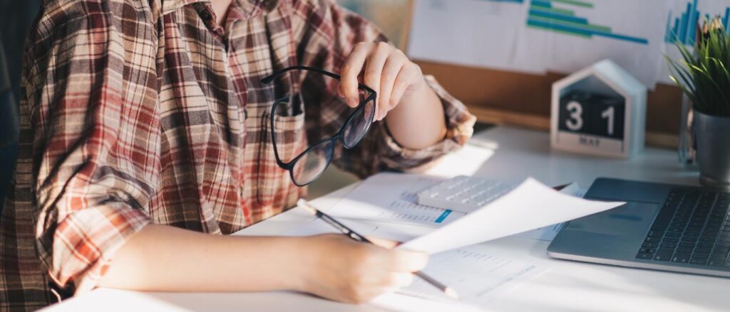 "Tabla de cuotas de autónomos 2026 con los 15 tramos de cotización según rendimientos netos"