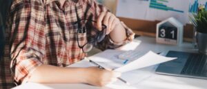 "Tabla de cuotas de autónomos 2026 con los 15 tramos de cotización según rendimientos netos"