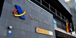 calendario marcando el 31 de marzo como fecha límite para presentar el Modelo 720 de bienes en el extranjero