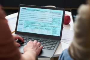 Calendario marcando las fechas clave de la Declaración de la Renta 2025 del 8 de abril al 30 de junio 2026