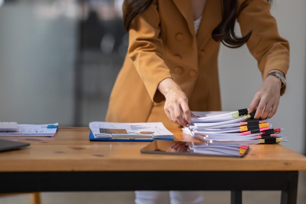 Persona expatriada revisando documentación del Modelo 720 con pasaporte y papeles fiscales sobre escritorio