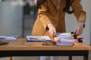 Persona expatriada revisando documentación del Modelo 720 con pasaporte y papeles fiscales sobre escritorio