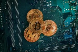 Inversor revisando sus operaciones con criptomonedas para declararlas correctamente en la Renta 2025 ante la Agencia Tributaria