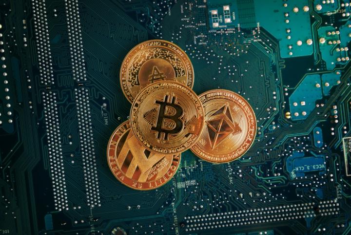 Inversor revisando sus operaciones con criptomonedas para declararlas correctamente en la Renta 2025 ante la Agencia Tributaria