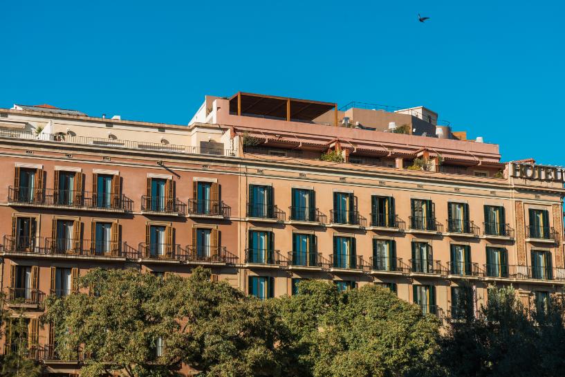 Propietario revisando la declaración de la Renta 2025 con documentación de su contrato de alquiler y gastos deducibles del capital inmobiliario