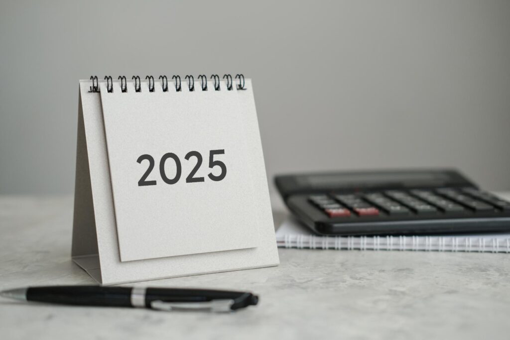 Gerente de pyme revisando la declaración del Impuesto de Sociedades 2025 con el Modelo 200 antes del plazo del 27 de julio de 2026