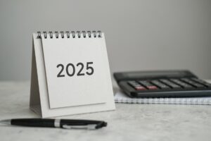 Gerente de pyme revisando la declaración del Impuesto de Sociedades 2025 con el Modelo 200 antes del plazo del 27 de julio de 2026