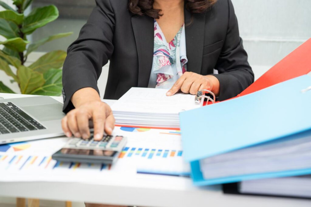 Administrador de sociedad limitada preparando las cuentas anuales del ejercicio 2025 para su aprobación en junta general y depósito en el Registro Mercantil antes del 30 de junio de 2026