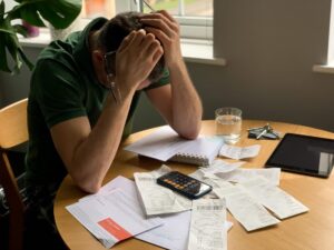 Contribuyente revisando con su asesor fiscal si una deuda con la Agencia Tributaria ha prescrito, con calendario de plazos de prescripción tributaria en 2026