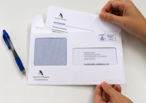 Autónomo revisando con su asesor fiscal una notificación de requerimiento de la Agencia Tributaria con plazo de 10 días hábiles para contestar